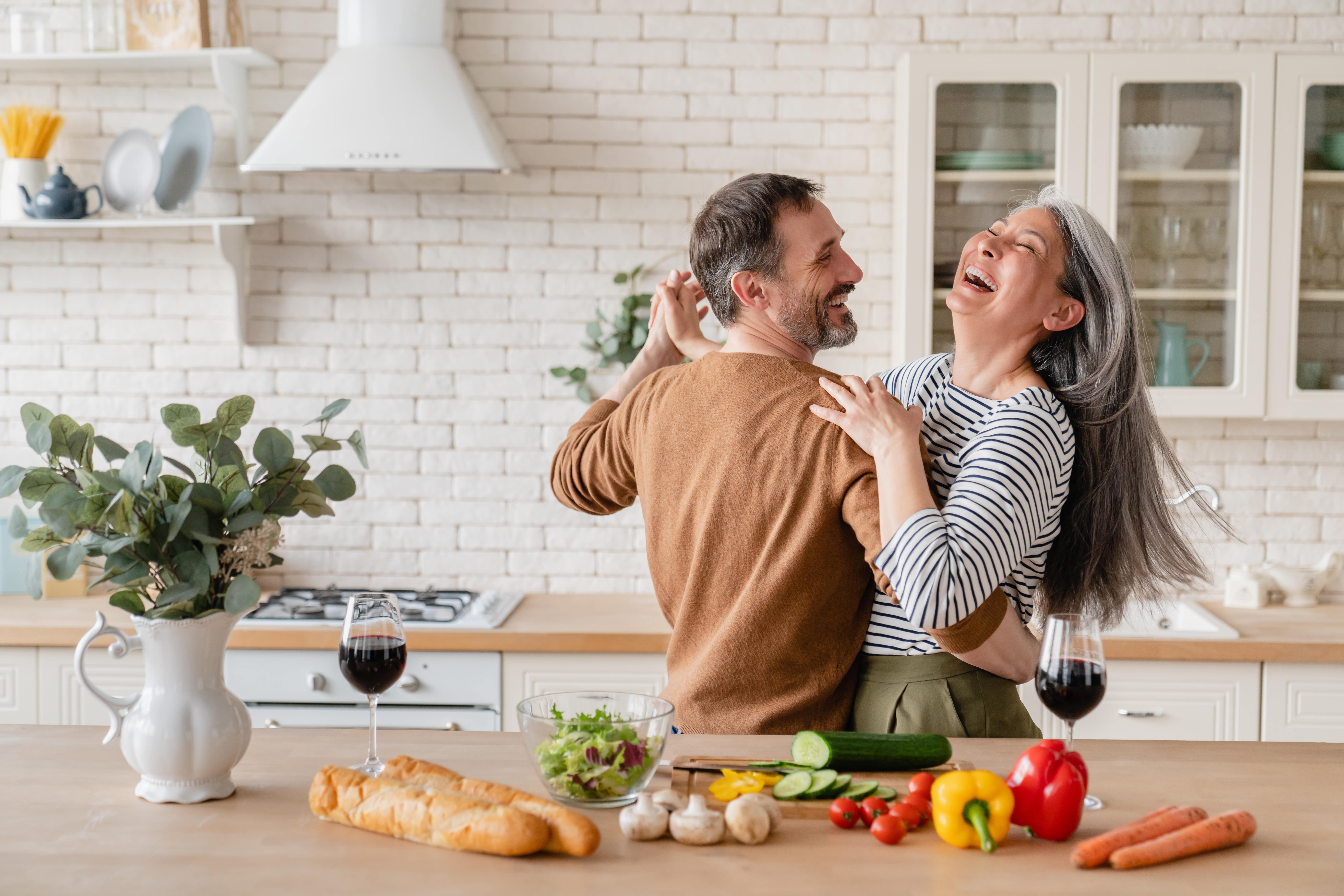 Cuisiner en couple pour renforcer la complicité de votre relation