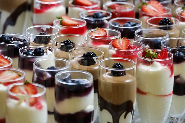 Mousse légère au chocolat blanc et coulis de fruits rouges